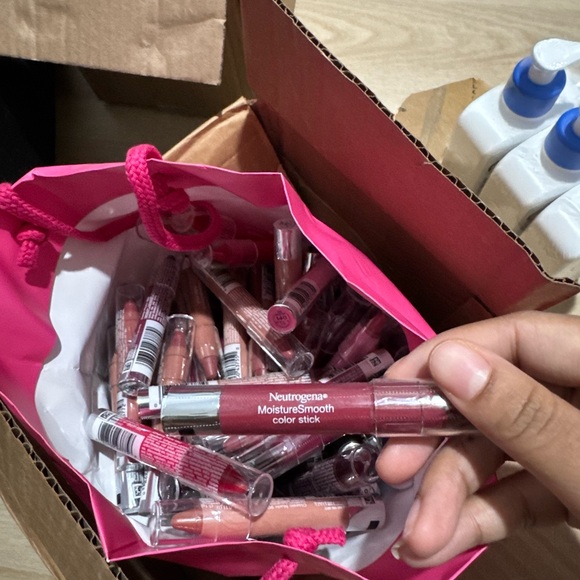 Neutrogena MoistureSmooth Color Stick - Deep Berry - Picture 1 of 1